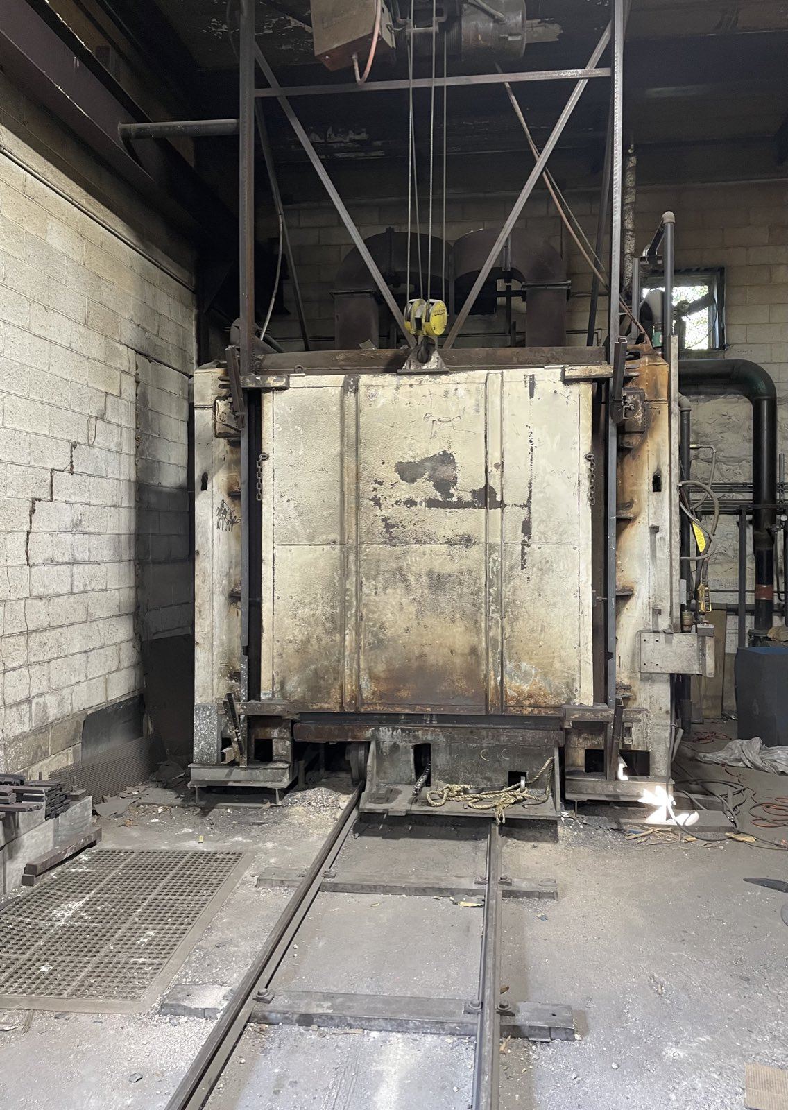 Car-bottom heat treating furnace with its charge car on rails